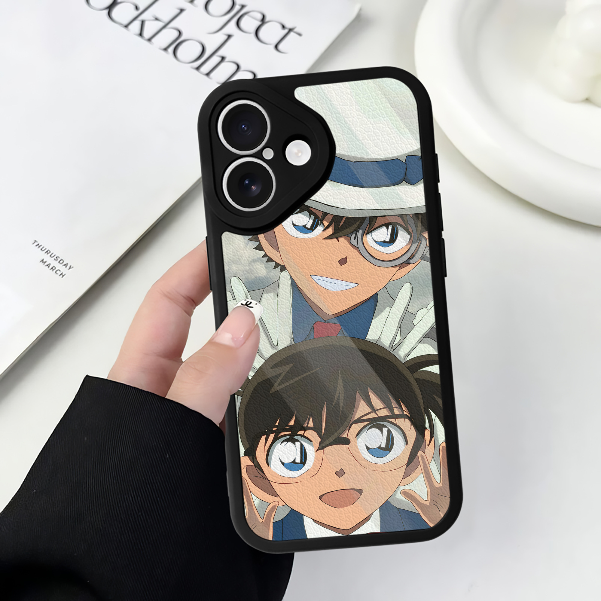 （画像用） 名探偵コナン Detective Conan 【iPhone 16シリーズ対応】シリコンスマホケース（レザー調） 材質：シリコン